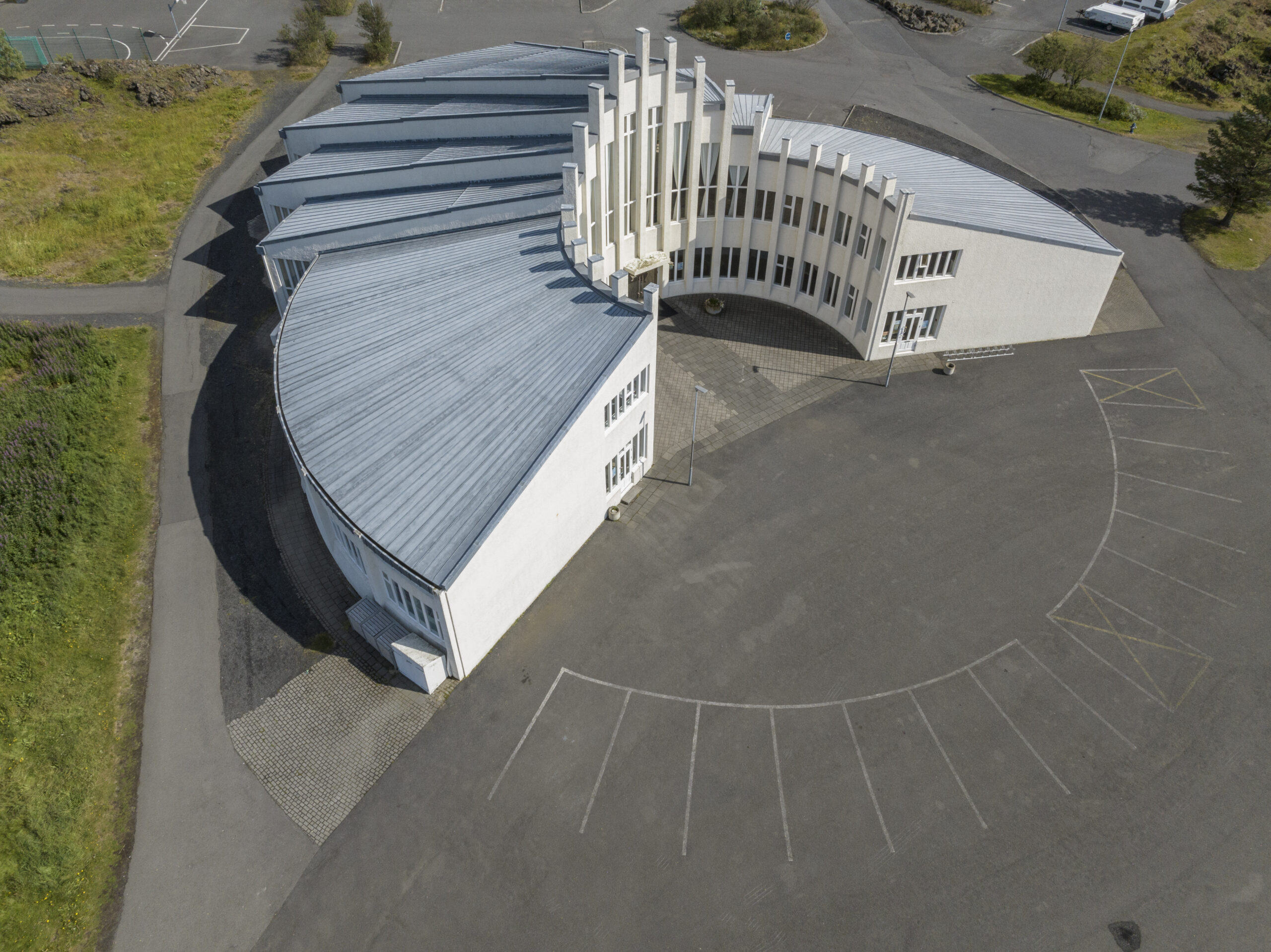 Víðistaðakirkja ofan frá, vængjaform hússins.