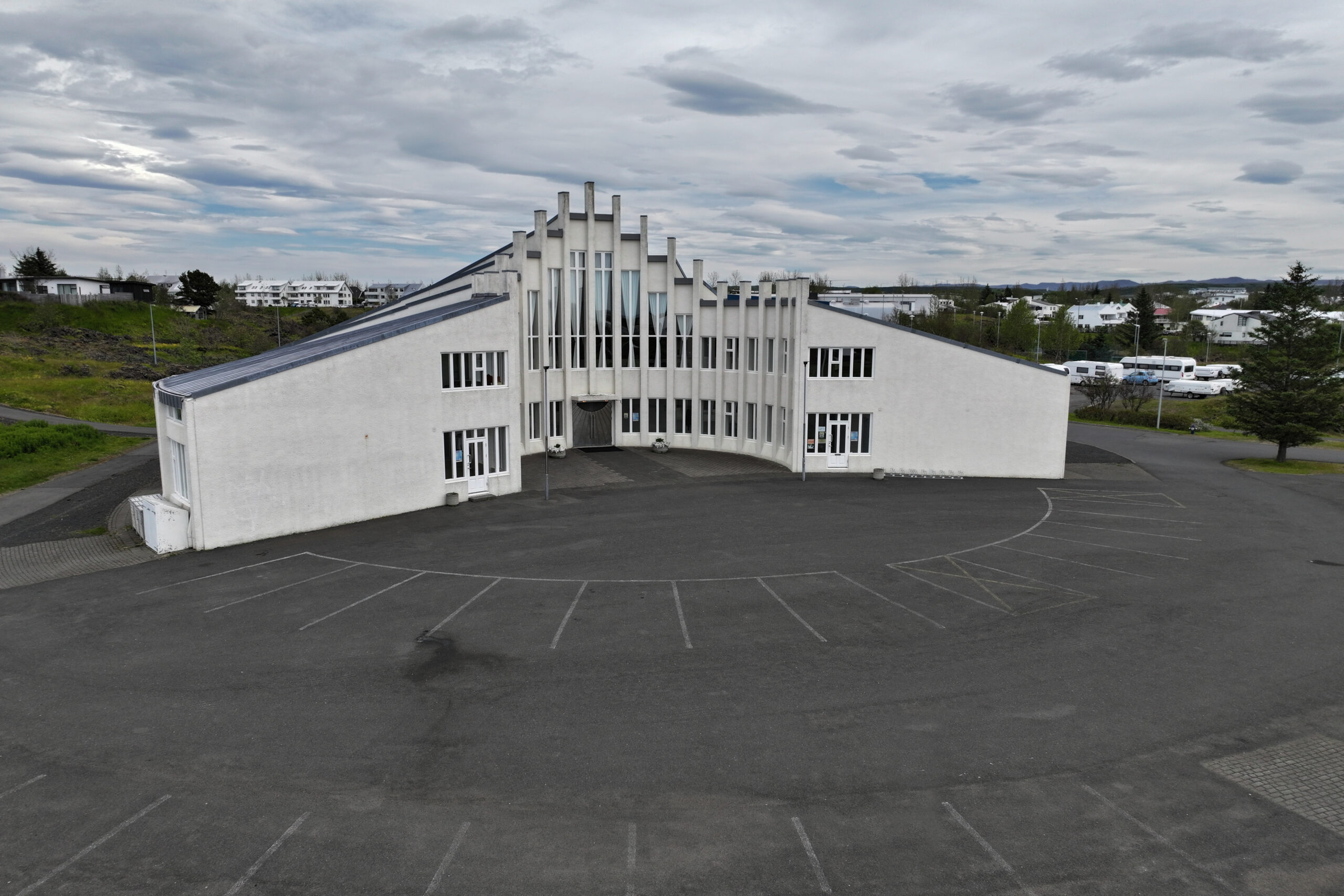 Framhlið Víðistaðakirkju úr lofti.